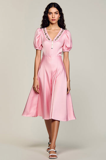Robe midi en satin rose avec manches bouffantes